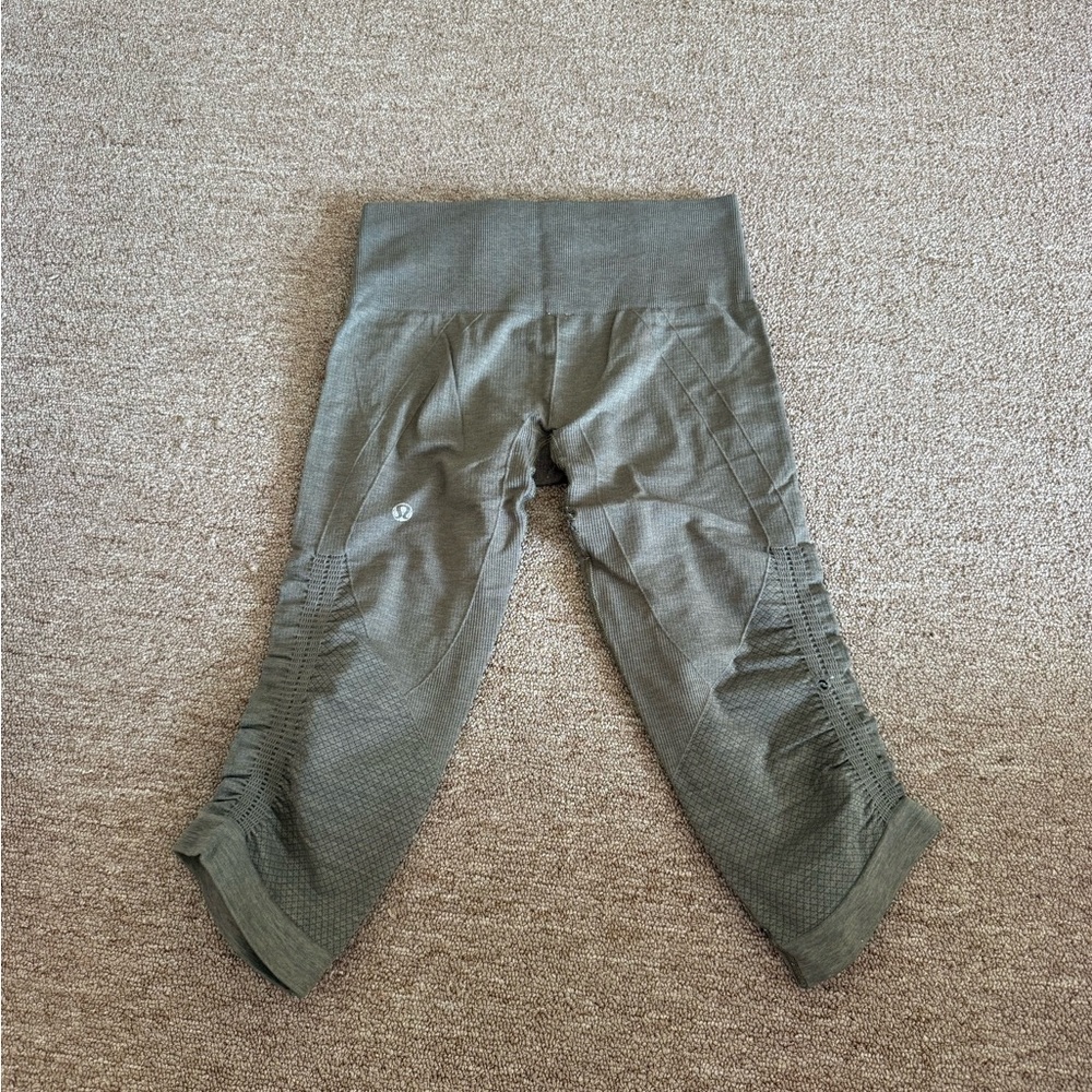 Camo green lululemon cropped leggings - Picture 3 of 6